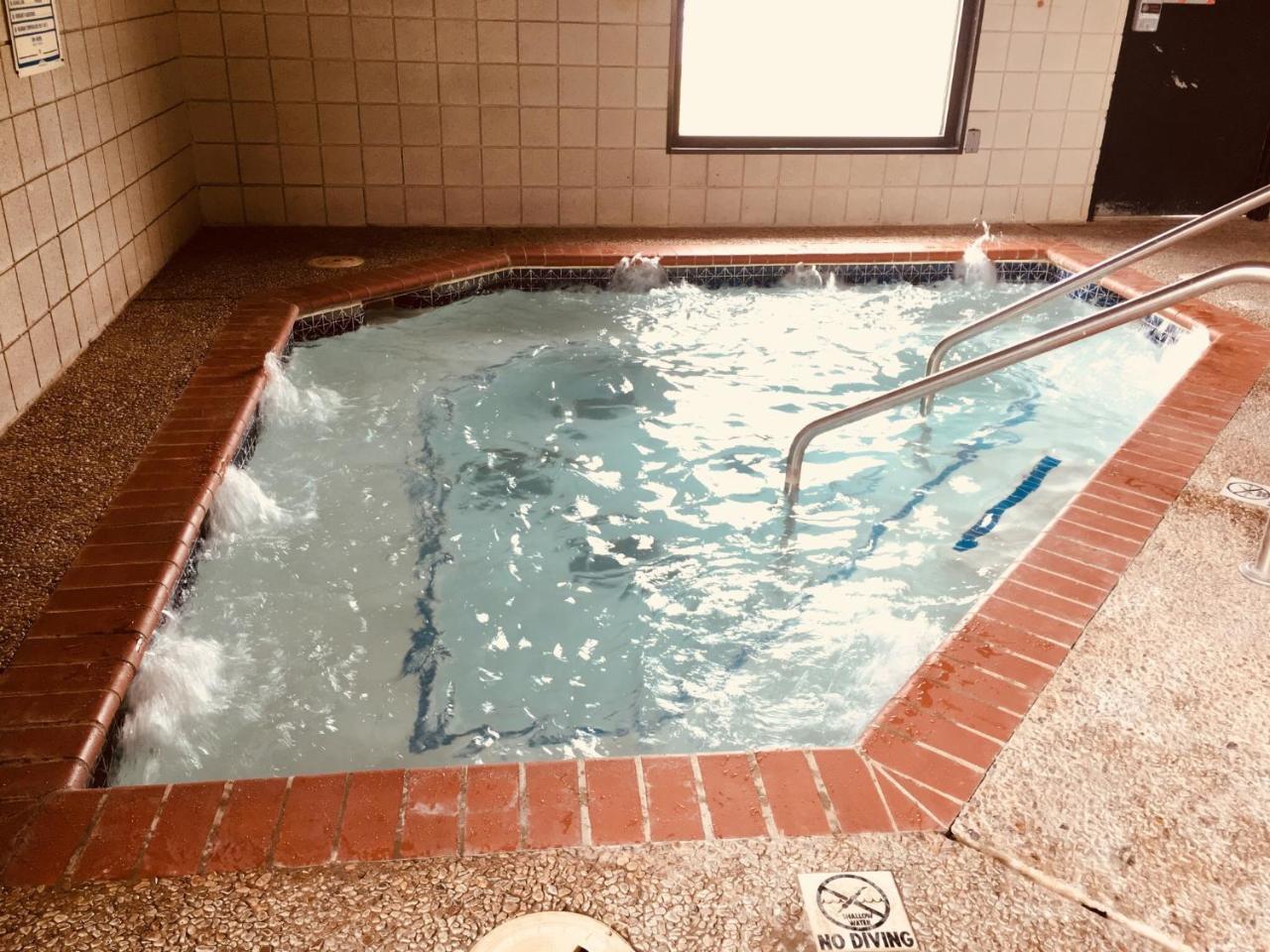 Regency Inn And Suites Stilwell Exterior photo